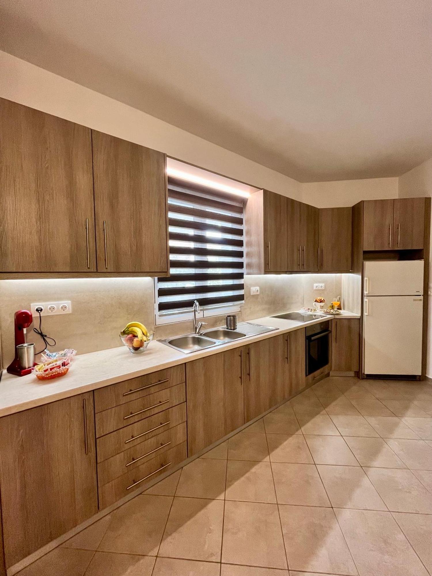 Lia'S Luxury Apartment - Near Airport Koropíon Dış mekan fotoğraf