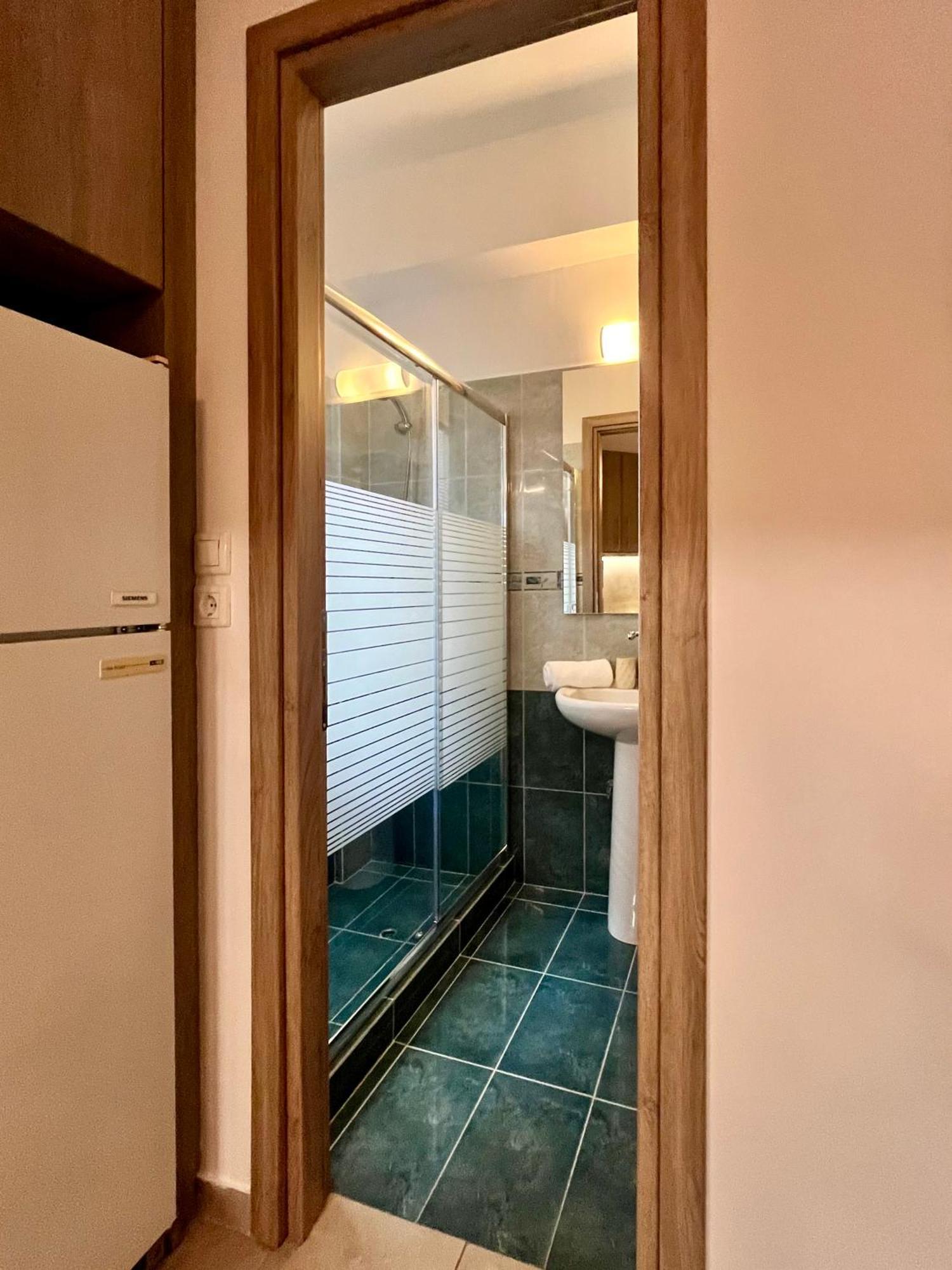 Lia'S Luxury Apartment - Near Airport Koropíon Dış mekan fotoğraf